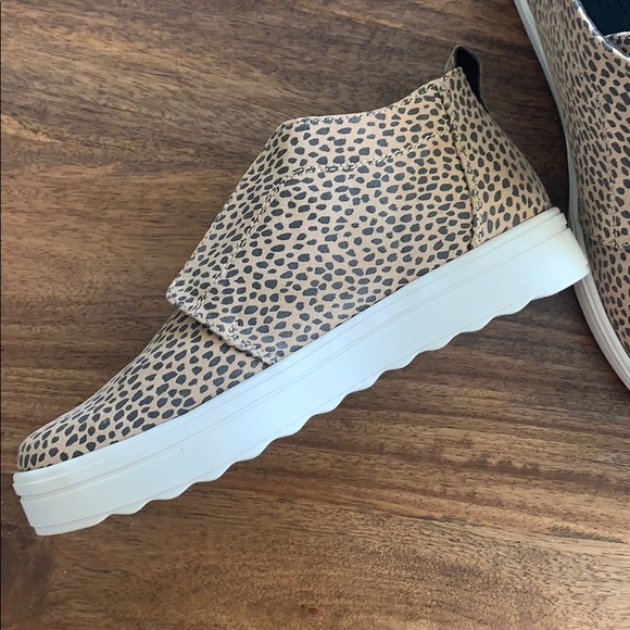 Universal Thread Shoes - Picture 2 of 2